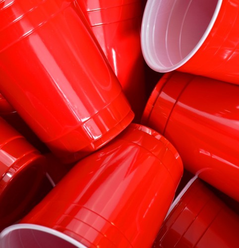 фото красных пластиковых стаканов